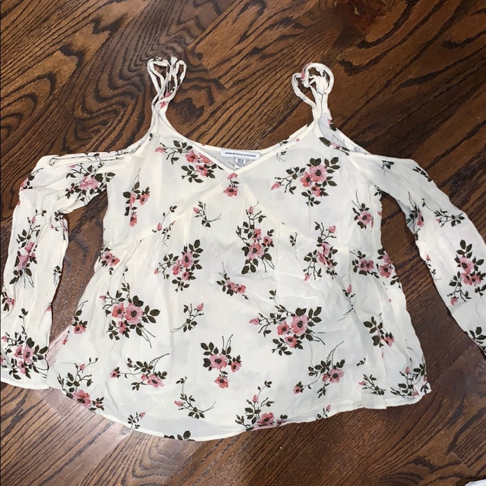 AMERICAN EAGLE OUTFITTERS flower cold shoulder top